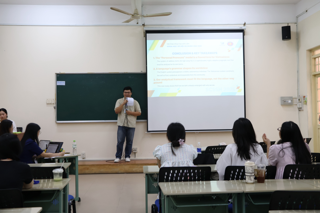 Sinh viên trình bày báo cáo nghiên cứu tại các phiên chính thức - Ảnh: THÚY QUỲNH 