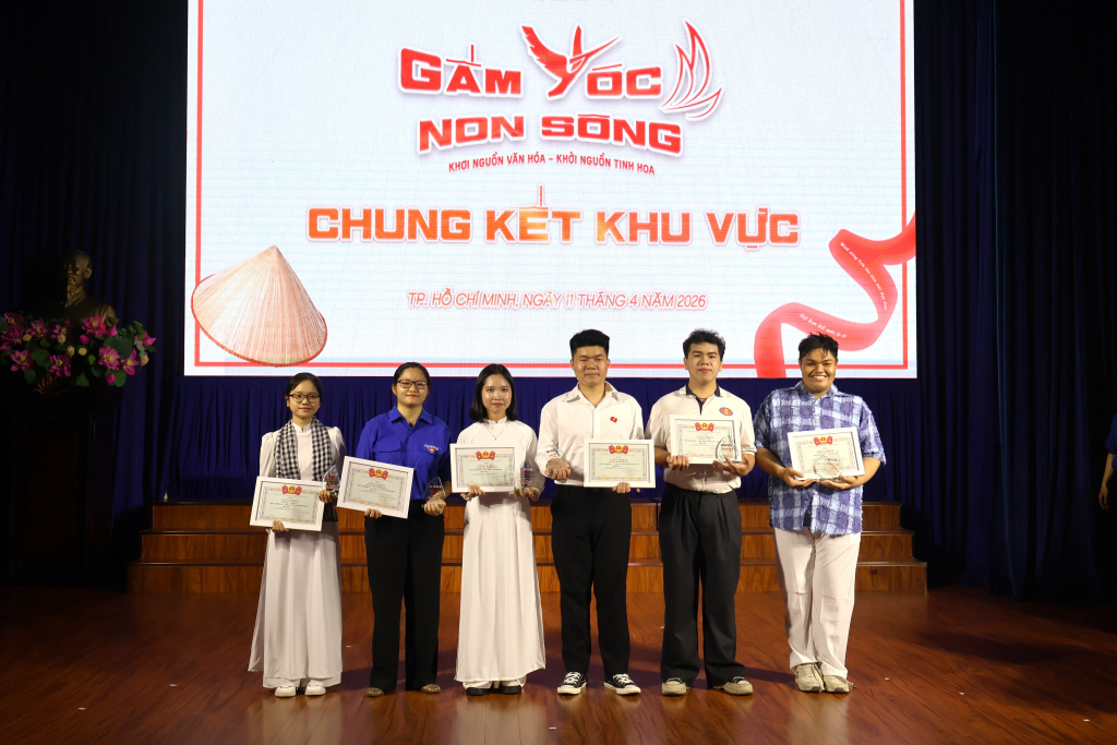 Ban tổ chức trao giải và giấy chứng nhận cho top 6 thí sinh xuất sắc nhất tại vòng chung kết khu vực cuộc thi “Gấm vóc non sông” - Ảnh: NGUYỆT NGÂN