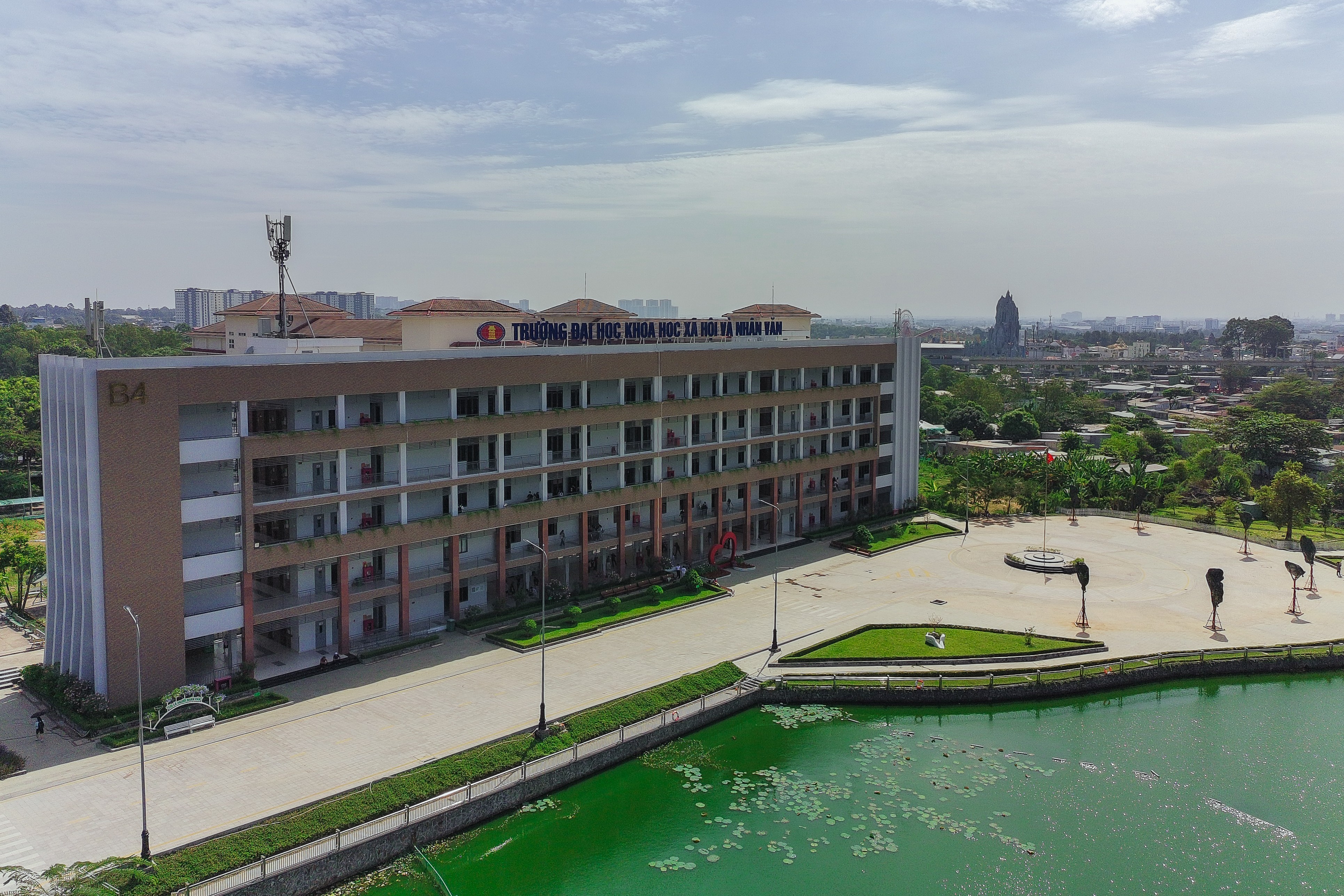 Bãi giữ xe gần 10.000 m² phục vụ 3.500 xe máy tại cơ sở Linh Xuân