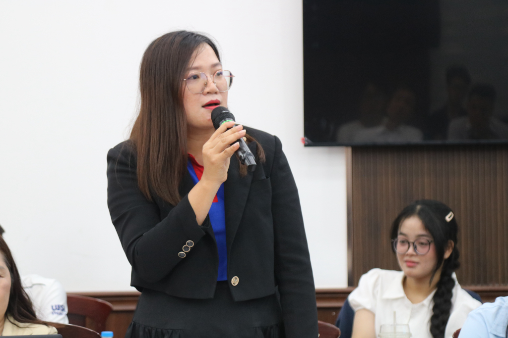 Bà Lê Nem, Giám đốc công ty Saigon Luxury, chia sẻ góc nhìn của doanh nghiệp vận tải khi thích ứng trước biến động giá dầu - Ảnh: TUYẾT TRINH
