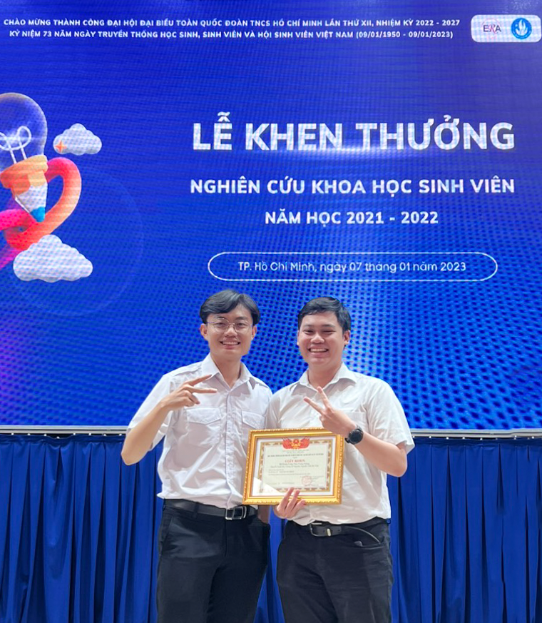 Nguyễn Trần Bá Toàn đạt được giải Khuyến khích cuộc thi Nghiên cứu khoa học sinh viên cấp trường - Ảnh: NVCC