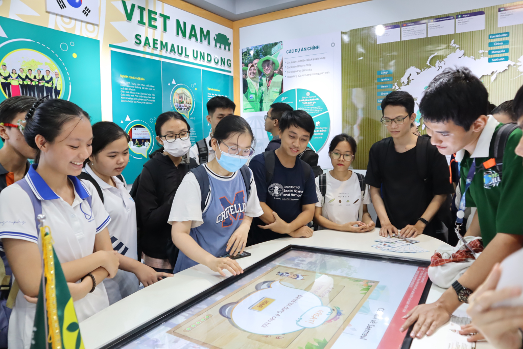 Sinh viên trải nghiệm trò chơi đố vui bằng mô hình công nghệ số - Ảnh: Mỹ Hân