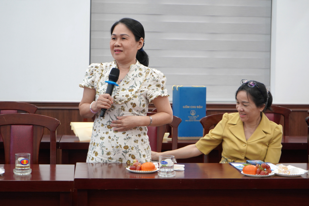 ThS. Trần Thị Linh Trang - Giảng viên Khoa Ngữ văn Anh tự hào chia sẻ vì được đứng trong hàng ngũ viên chức, người lao động của Nhà trường - Ảnh: Mỹ Tuyết 