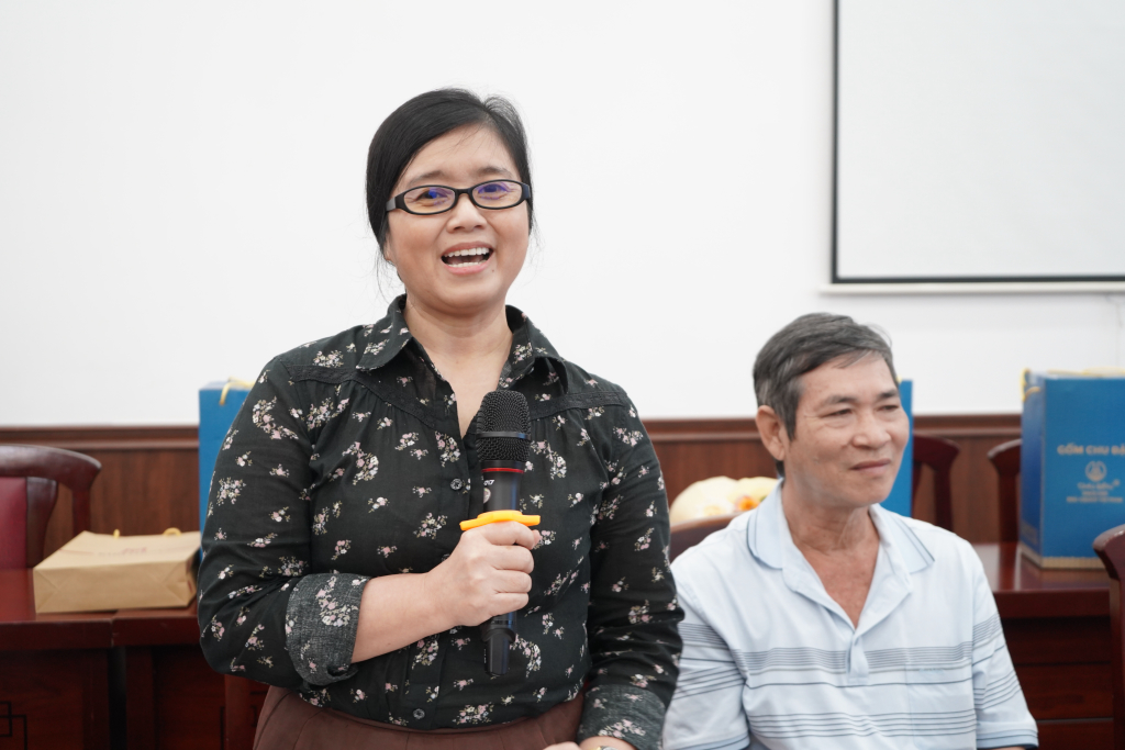 TS. Đào Vân Vy - Giảng viên Khoa Giáo dục xúc động kể lại câu chuyện lần dạy học đầu tiên tại trường - Ảnh: Mỹ Tuyết 