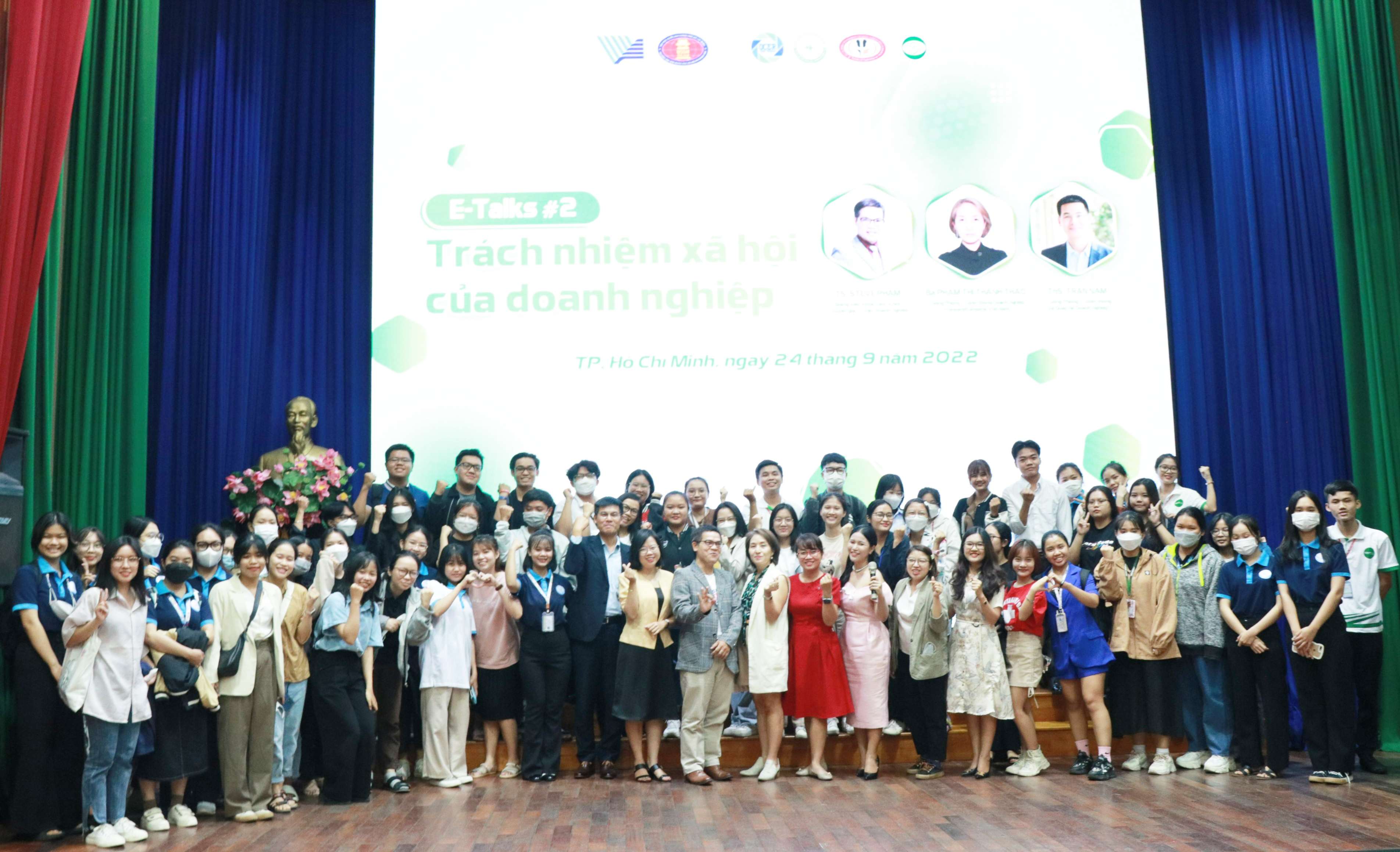 Thấu hiểu con người, dòng chảy xã hội và khả năng ngôn ngữ là thế mạnh của sinh viên Nhân văn
