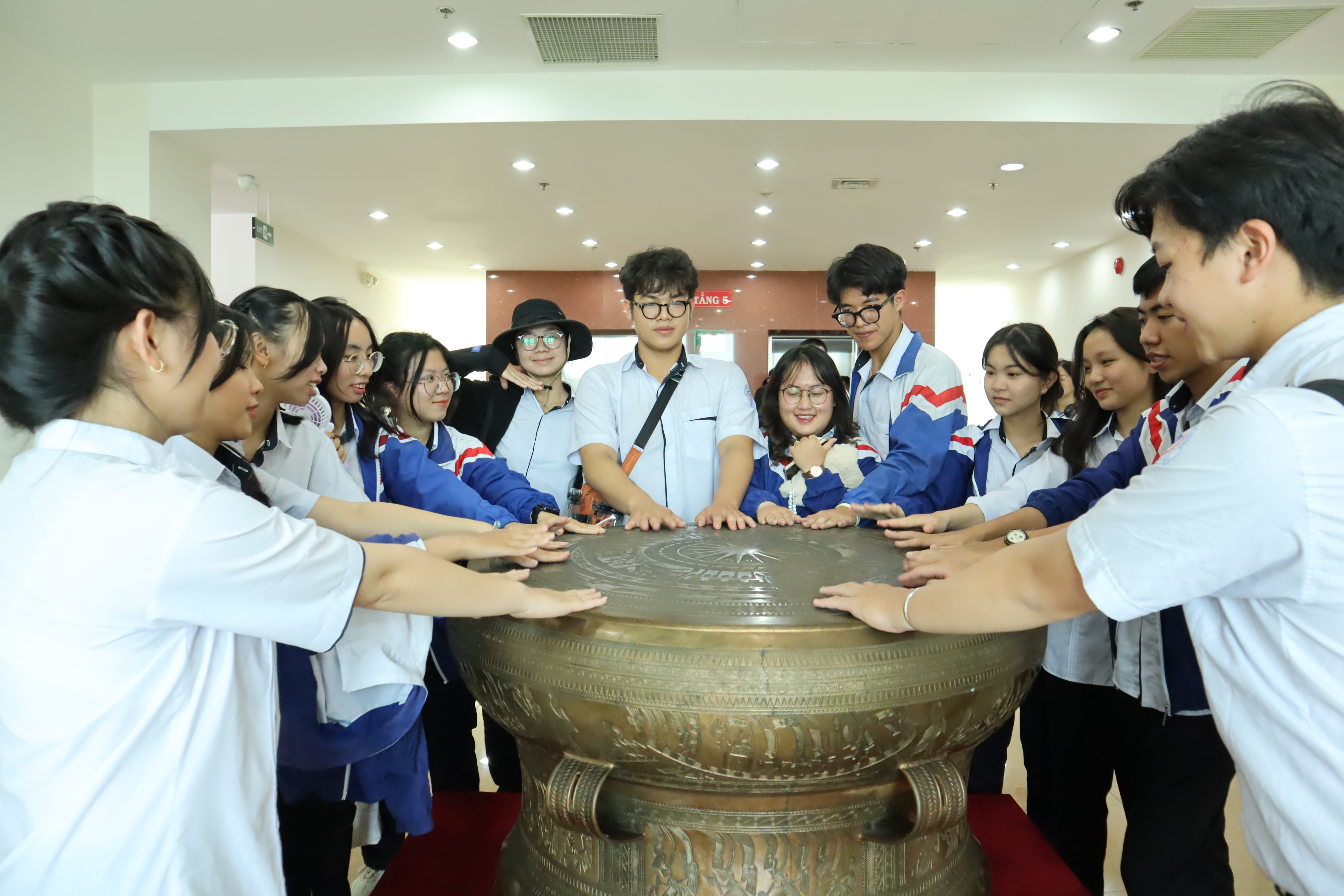 Đón đoàn học sinh trường THPT Chuyên Bảo Lộc đến tham quan tại Trường