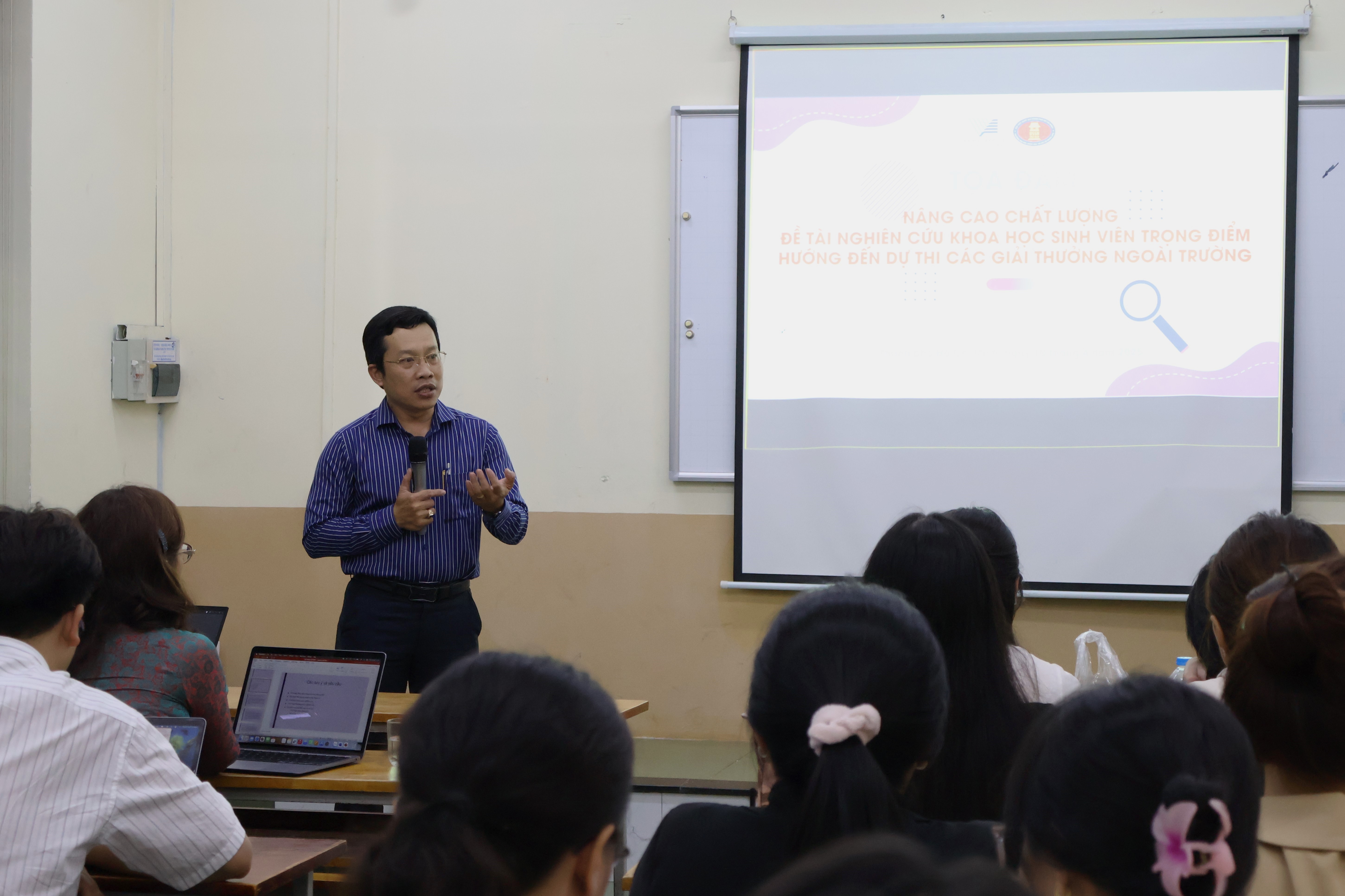 Toạ đàm Nâng cao chất lượng đề tài nghiên cứu khoa học sinh viên