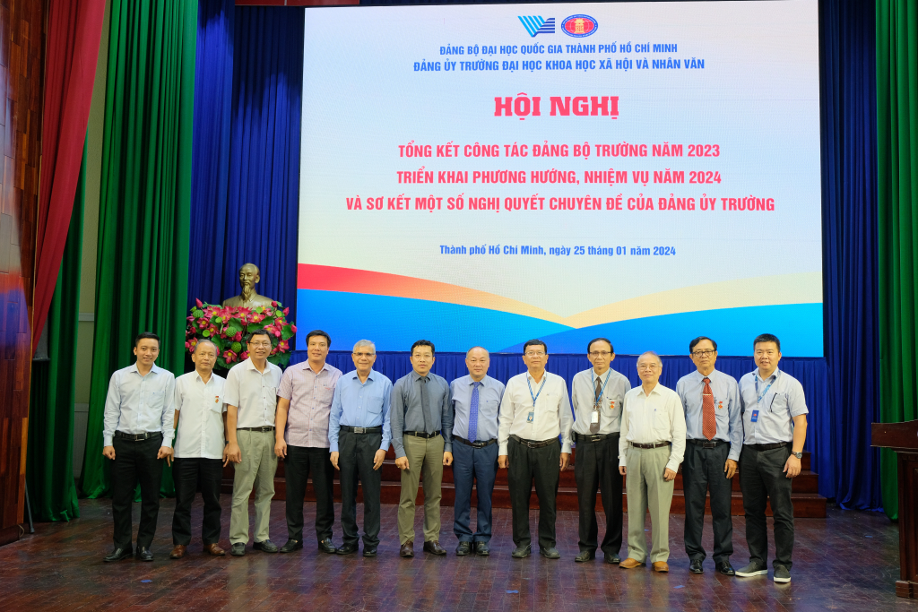 Đảng bộ Trường ĐH KHXH&NV, ĐHQG-HCM chụp ảnh kỷ niệm sau Hội nghị - Ảnh: Huyền Linh