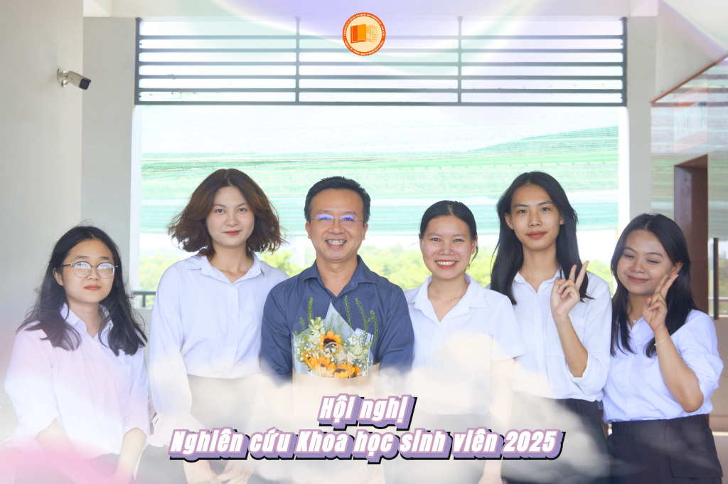 Nhóm sinh viên Khoa Thư viện - Thông tin học chụp ảnh lưu niệm cùng giảng viên - Ảnh: KHOA THƯ VIỆN - THÔNG TIN HỌC