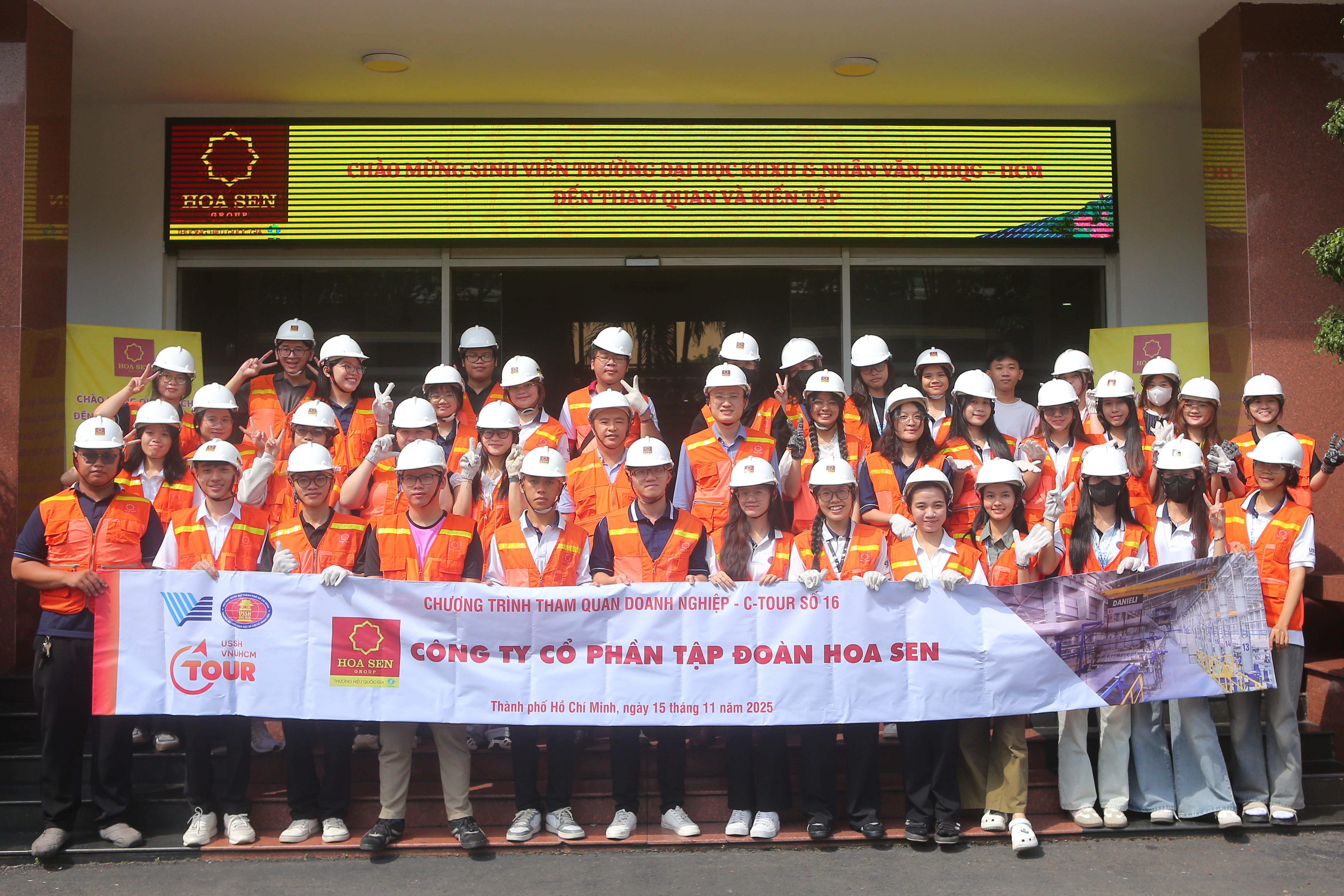 Sinh viên khoa học cơ bản tham gia Company Tour lần thứ 16 tại Tập đoàn Hoa Sen