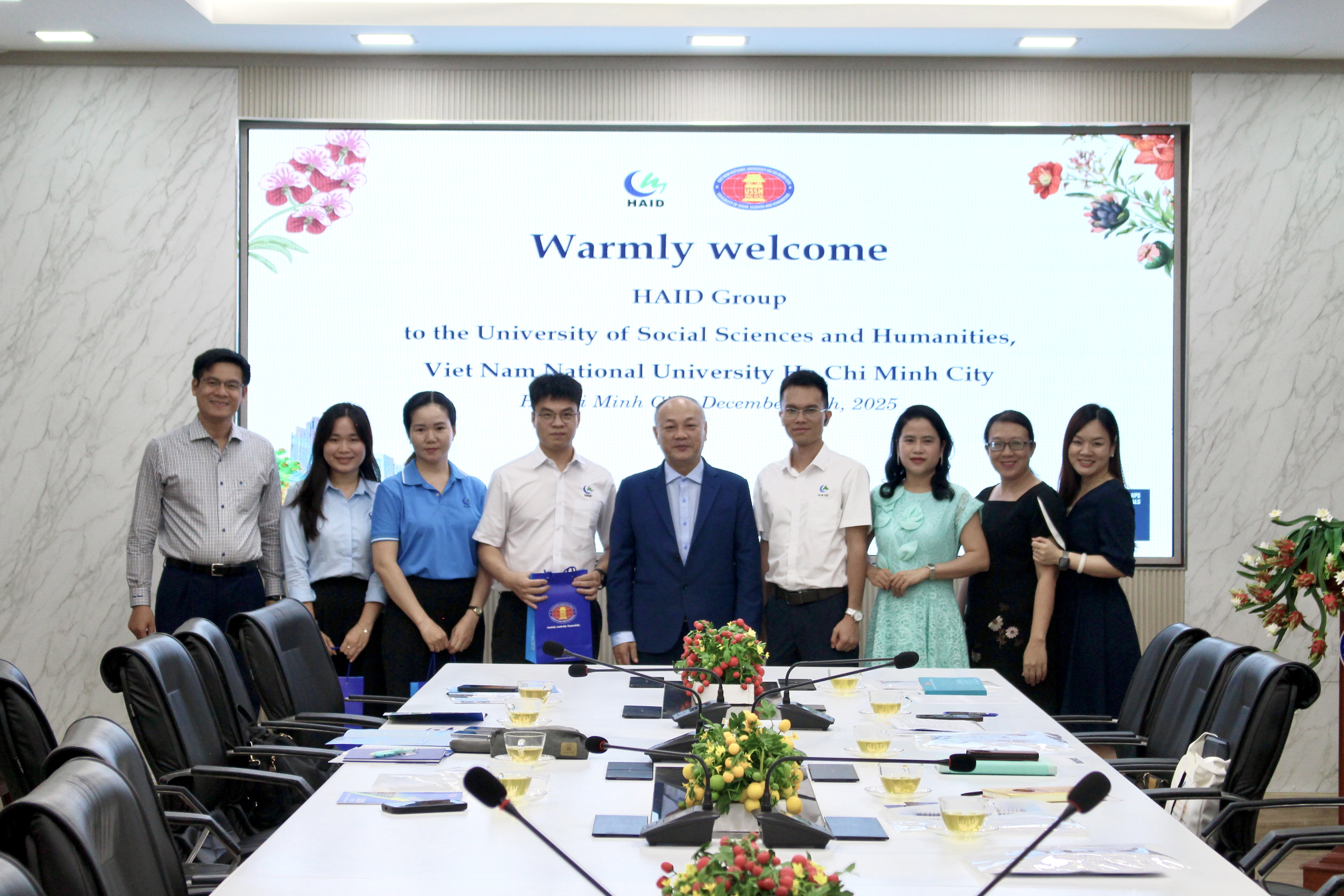 Nhà trường làm việc với Tập đoàn HAID, Trung Quốc