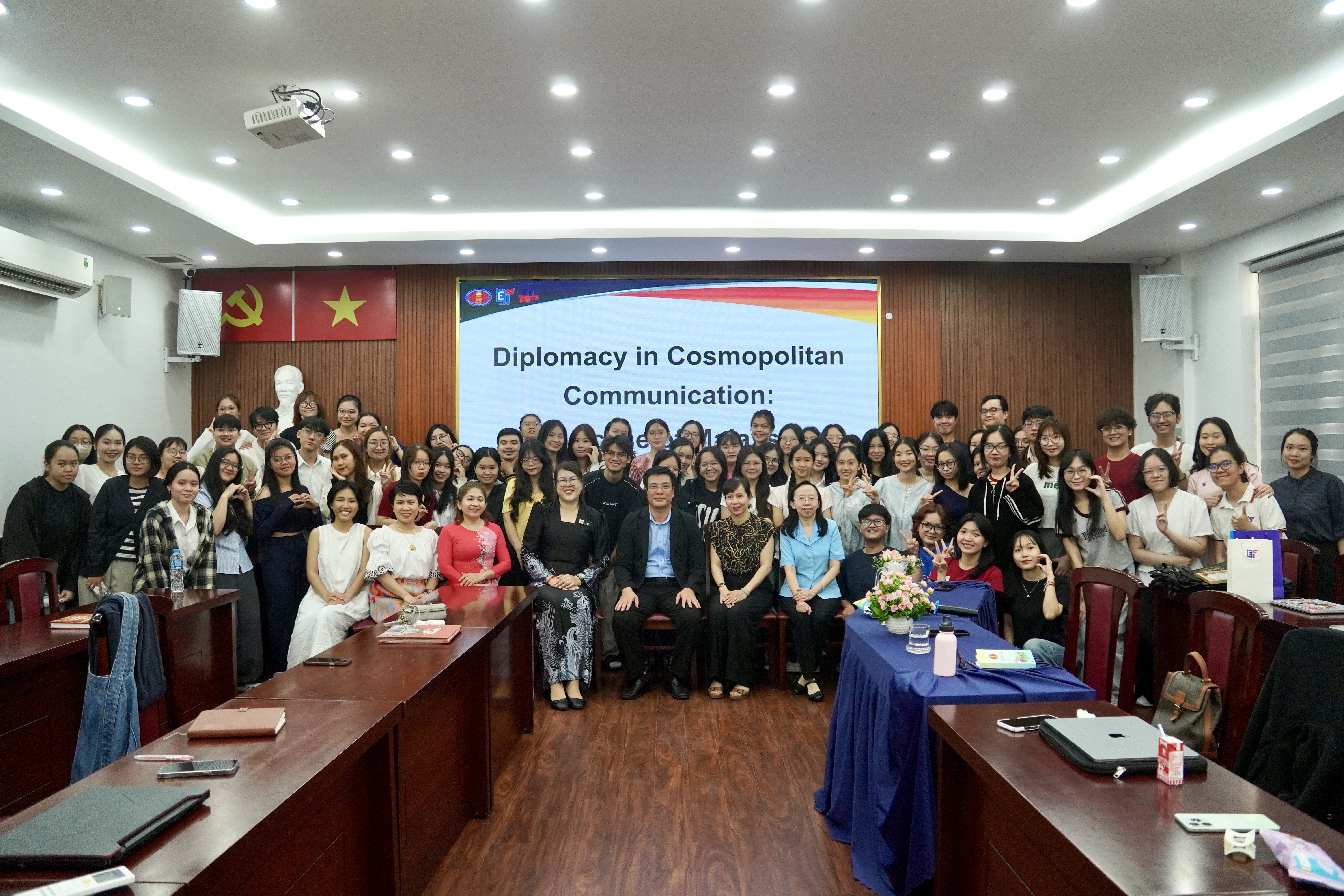 Tọa đàm quốc tế “Giao tiếp tiếng Anh toàn cầu trong bối cảnh cộng đồng đa văn hóa”