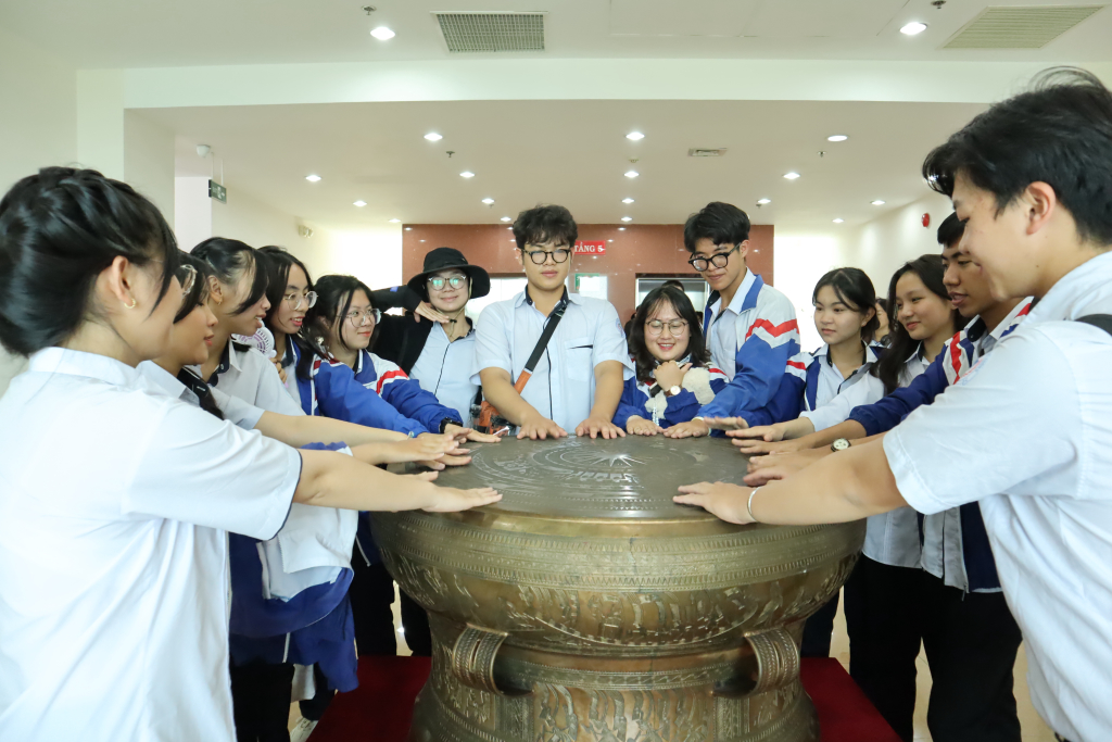 Học sinh lớp 11 Hóa hứng thú khi tiếp xúc với trống đồng Đông Sơn - Ảnh: Nhật Ánh