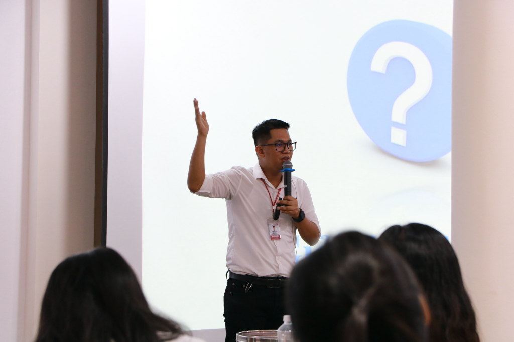 Anh Đinh Đình Hiếu giải đáp thắc mắc của các bạn sinh viên - Ảnh: Hồng Ngân
