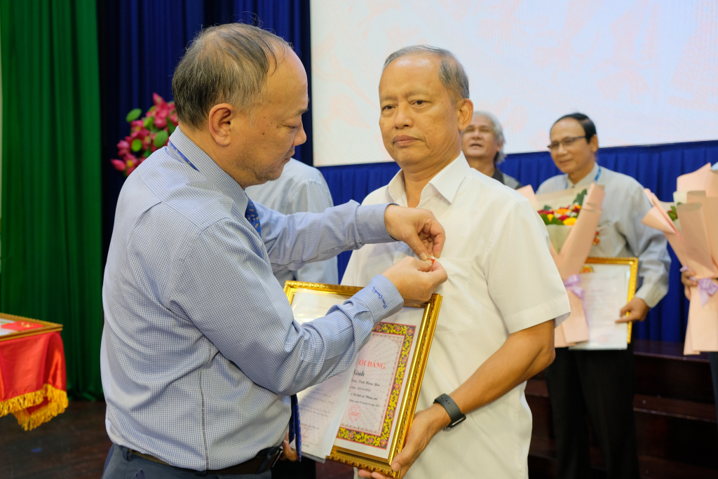 Đảng ủy trường ĐH KHXH&NV, ĐHQG-HCM  trao huy tặng hiệu 50 năm, 40 năm và 30 năm tuổi đảng - Ảnh: Huyền Linh