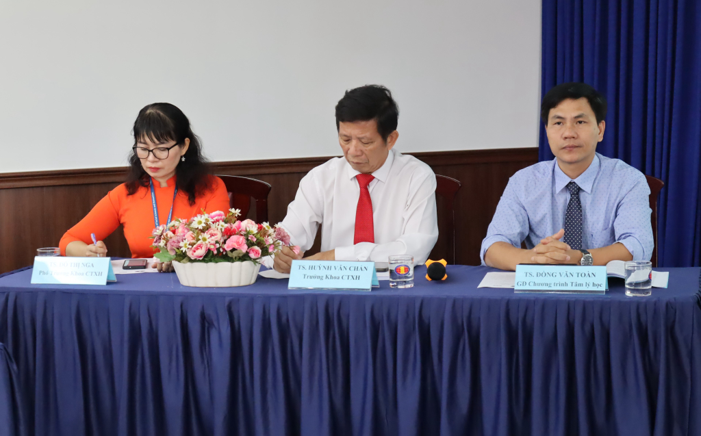 Ban chủ tọa hội thảo gồm: TS. Đỗ Thị Nga, TS. Huỳnh Văn Chẩn, TS. Đồng Văn Toàn (từ trái sang) - Ảnh: Nhật Ánh