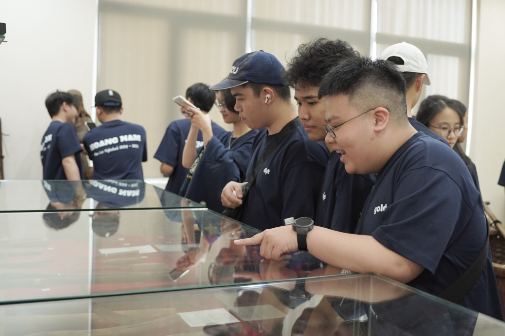 Học sinh THPT Bảo Lộc tham quan các hiện vật dưới sự thuyết minh của các chuyên viên - Ảnh: HẠNH NGUYÊN