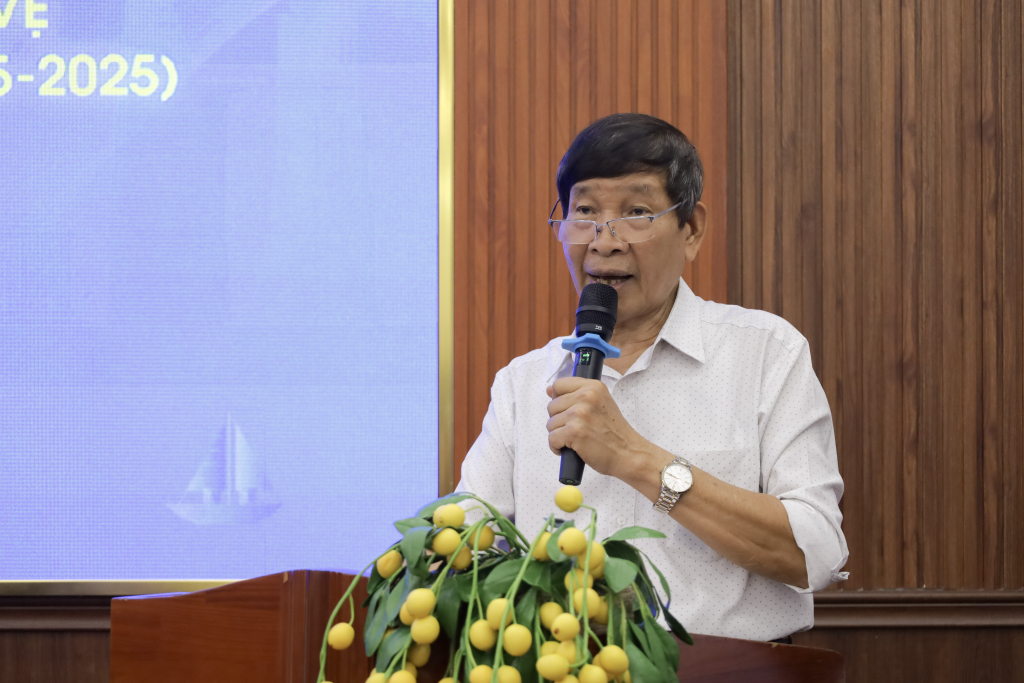 PGS.TS. Ngô Minh Oanh trình bày các nội dung khẳng định vị thế của Việt Nam trên trường quốc tế - Ảnh: QUỲNH NHƯ