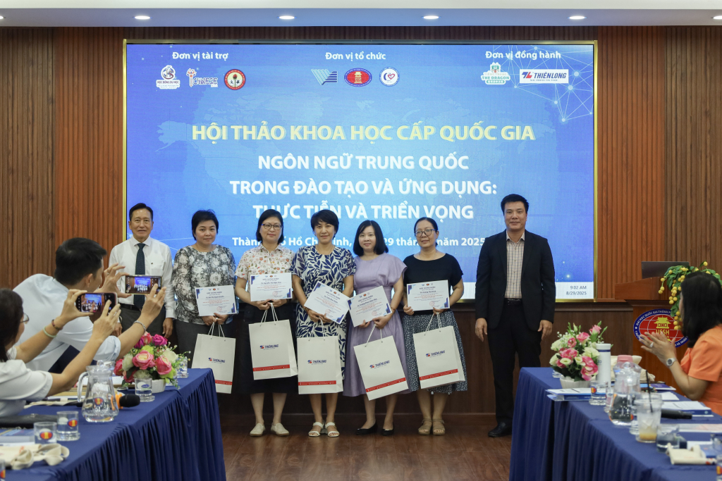 Ban tổ chức trao giấy chứng nhận cho các báo cáo viên tại hội thảo - Ảnh: QUỲNH NHƯ