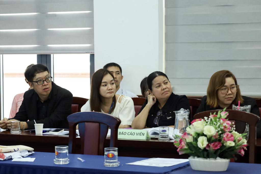 Các báo cáo viên lắng nghe các ý kiến đóng góp của người tham gia hội thảo - Ảnh: QUỲNH NHƯ