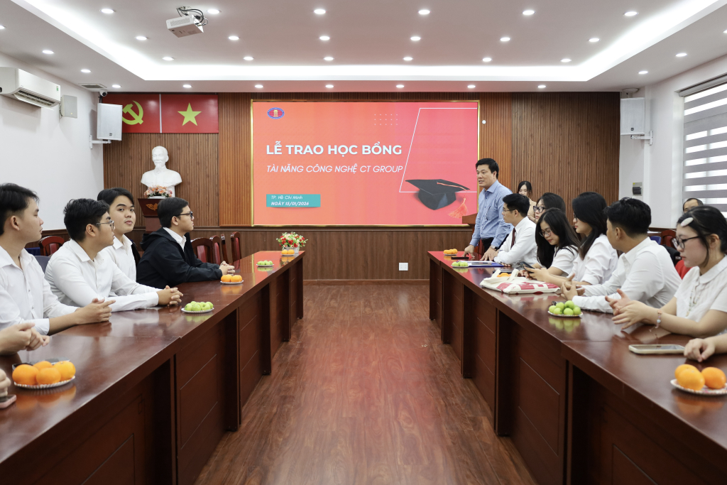 PGS.TS Lưu Văn Quyết động viên các bạn sinh viên tiếp tục trên hành trình dùng tri thức để cống hiến cho cộng đồng, xã hội - Ảnh: QUỲNH NHƯ