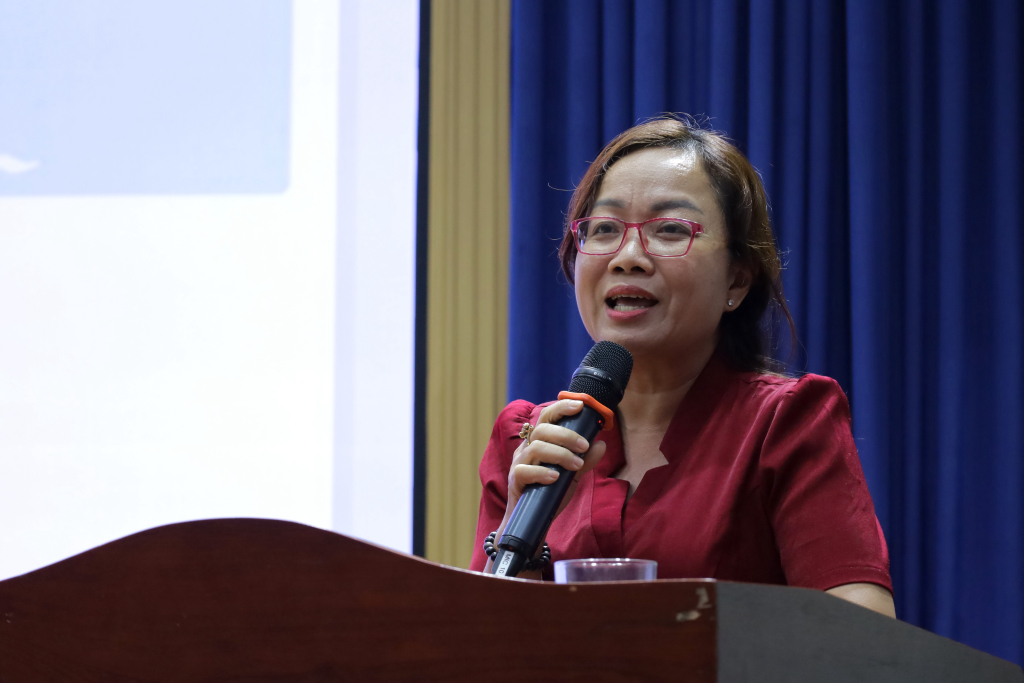 ThS. Phạm Thị Thùy Trang đề cao vai trò đồng hành của thầy cô trong hỗ trợ và định hướng sinh viên - Ảnh: QUỲNH NHƯ