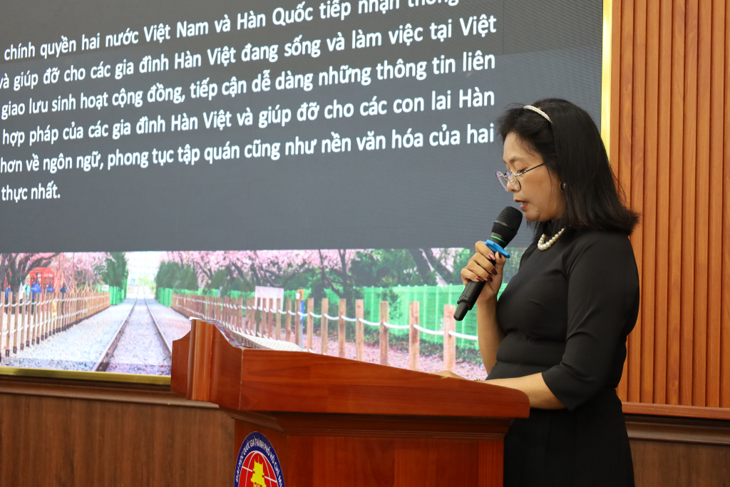 Tác giả Lê Thị Bích Nga - Hội phụ nữ Việt - Hàn - trình bày tham luận Các chính sách của gia đình đa văn hóa Hàn - Việt tại Hàn Quốc và một số đề xuất từ cộng động với Việt Nam - Ảnh: Thanh Bình