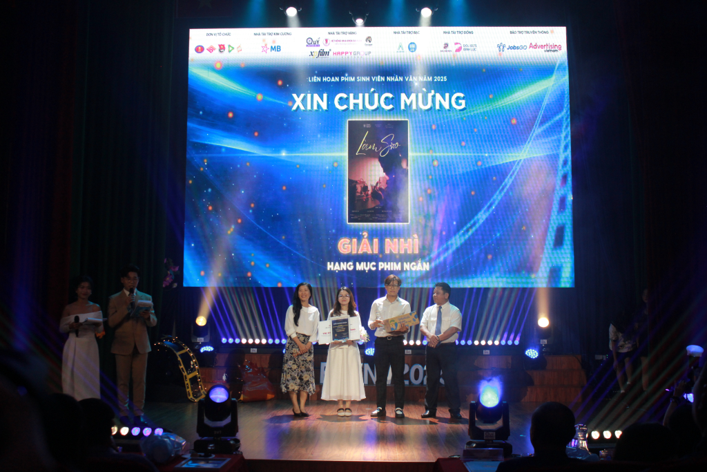 Đại diện đoàn phim Làm sao nhận giải Nhì hạng mục Phim ngắn - Ảnh: QUỲNH NHƯ
