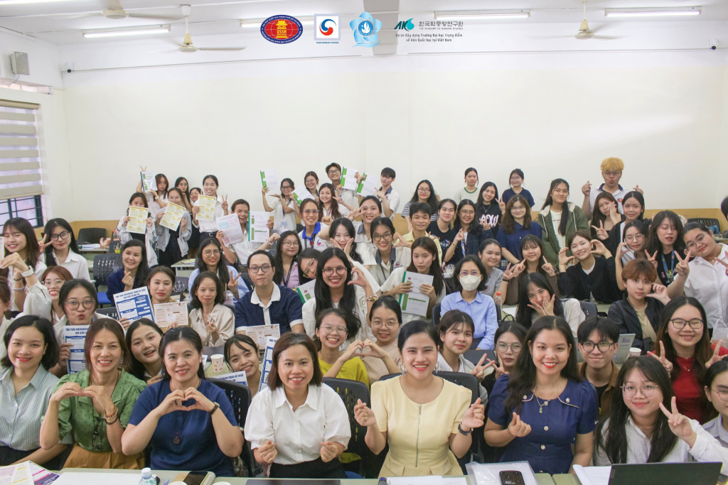 Khoa Hàn Quốc học chụp ảnh lưu niệm tại hội nghị Nghiên cứu Khoa học sinh viên Khoa Hàn quốc học - Ảnh: KHOA HÀN QUỐC HỌC - TRƯỜNG ĐẠI HỌC KHOA HỌC XÃ HỘI VÀ NHÂN VĂN, ĐHQG TP.HCM