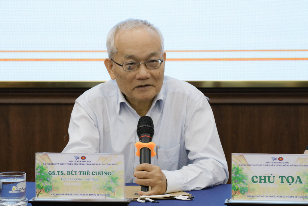 GS.TS Bùi Thế Cường, Trưởng ban công tác phía Nam, Hội XHH Việt Nam chia sẻ quan điểm về việc tổng quan xã hội học không phải là "việc của những người cây đa cây đề" mà là trách nhiệm của mọi nhà nghiên cứu - Ảnh: TUYẾT TRINH