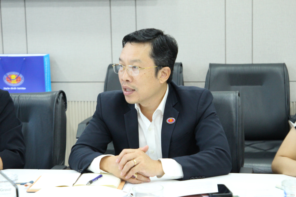 TS. Lê Hoàng Dũng phát biểu chào mừng đoàn công tác Trường Đại học Sư phạm Hồ Nam và kỳ vọng thúc đẩy hợp tác giữa hai trường - Ảnh: YẾN NHI
