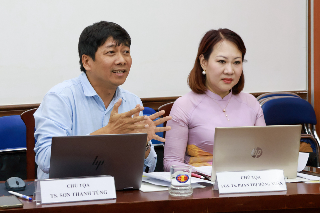 Những câu hỏi của các học giả góp phần làm sâu sắc thêm ý nghĩa hội thảo - Ảnh: THANH KHUÊ