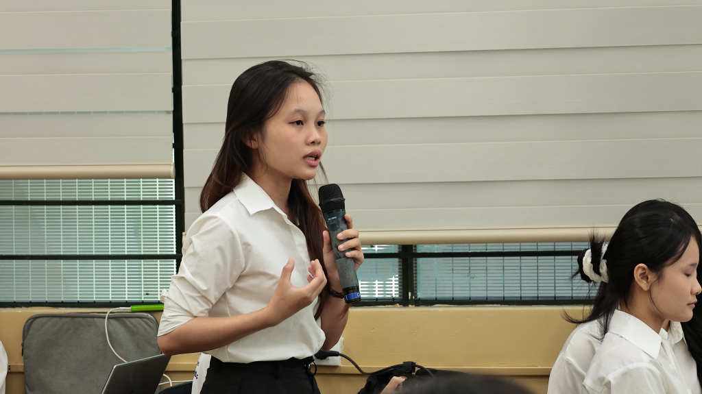 Sinh viên đặt câu hỏi thảo luận cho nhóm sinh viên Khoa Du lịch vừa trình bày đề tài - Ảnh: MINH KHÔI