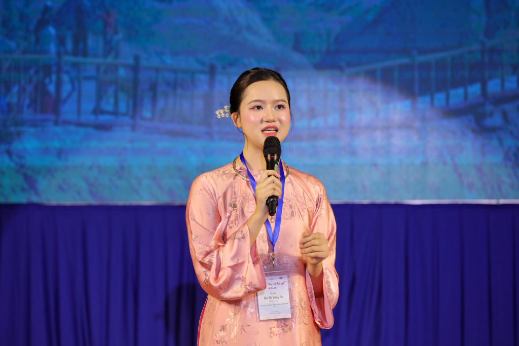 Thí sinh Bùi Thị Hồng Hà (giải Nhì) thể hiện kỹ năng qua các vòng thi - Ảnh: LÝ NGUYÊN