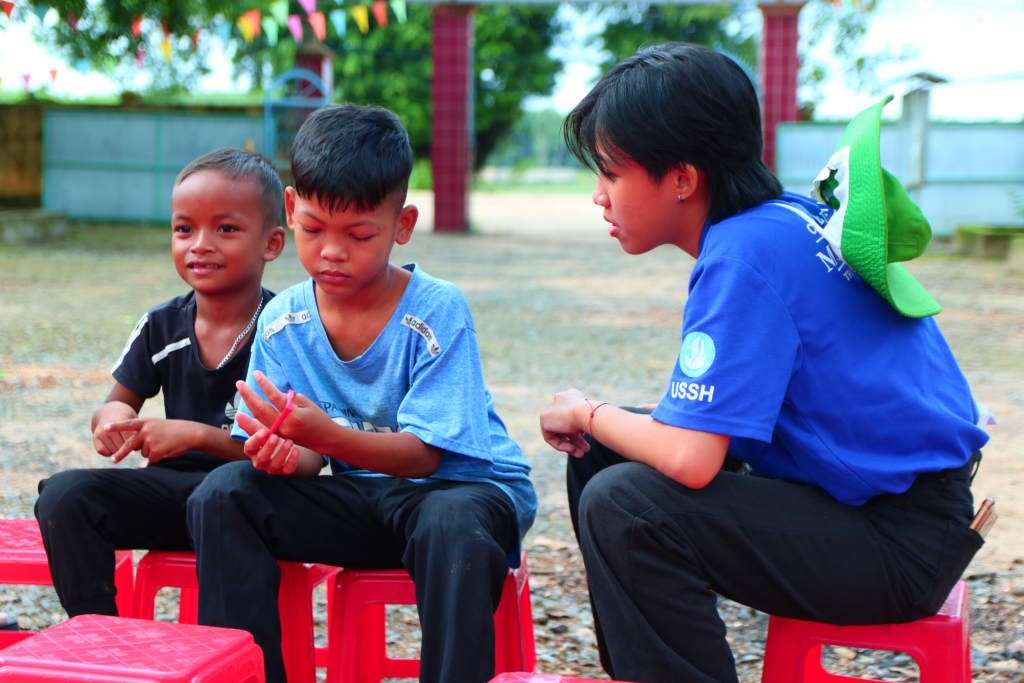 Bạn Đào Nguyễn Ngọc Khuê nói chuyện với các bé muốn về nhà - Ảnh: Huyền Linh