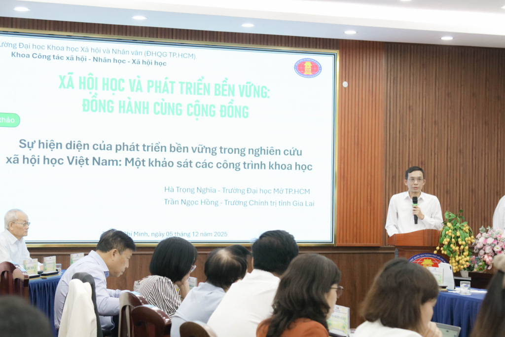 TS. Hà Trọng Nghĩa, giảng viên trường đại học Mở TP.HCM  trình bày kết quả khảo sát các công trình nghiên cứu về phát triển bền vững - Ảnh: MỸ NGÂN