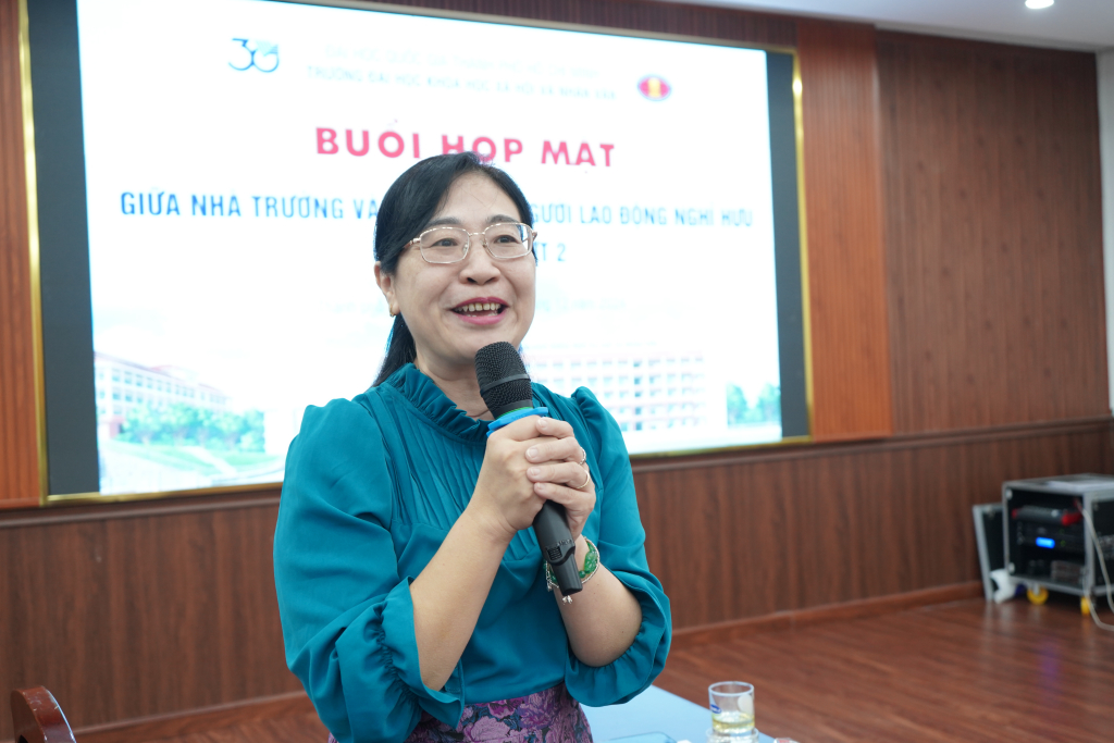 PGS.TS Lê Thị Ngọc Diệp gửi lời tri ân đến viên chức, người lao động nghỉ hưu - Ảnh: Mỹ Tuyết 