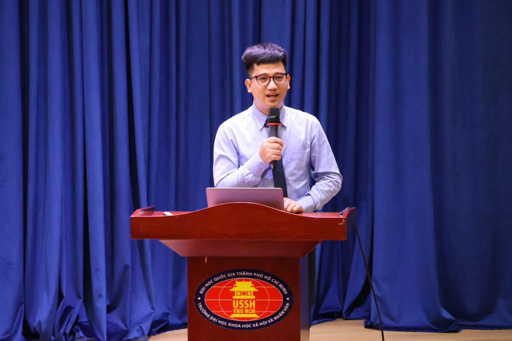 TS Nguyễn Văn Tường trình bày tham luận "Động lực nghiên cứu khoa học của sinh viên và ý nghĩa của nghiên cứu khoa học đối với hiệu quả học tập" - Ảnh: THÚY QUỲNH