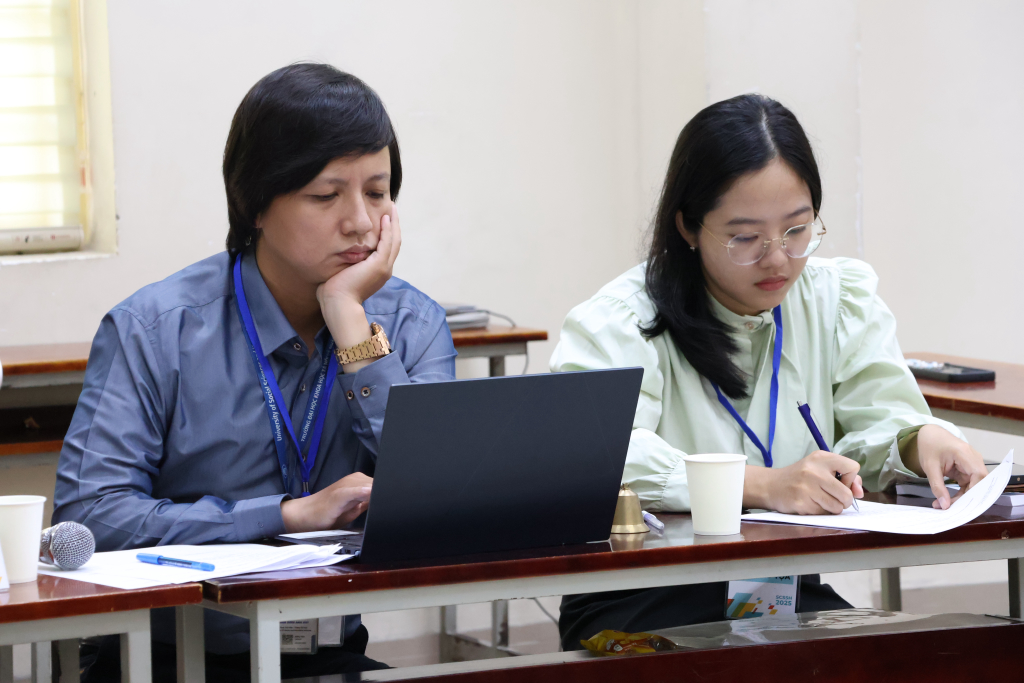 Hội đồng Ban giám khảo tại các tiểu ban - Ảnh: THÚY QUỲNH
