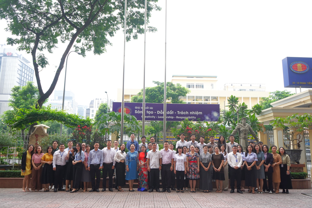 Tập thể viên chức, người lao động chụp hình kỷ niệm sau buổi lễ - Ảnh Phạm Trí