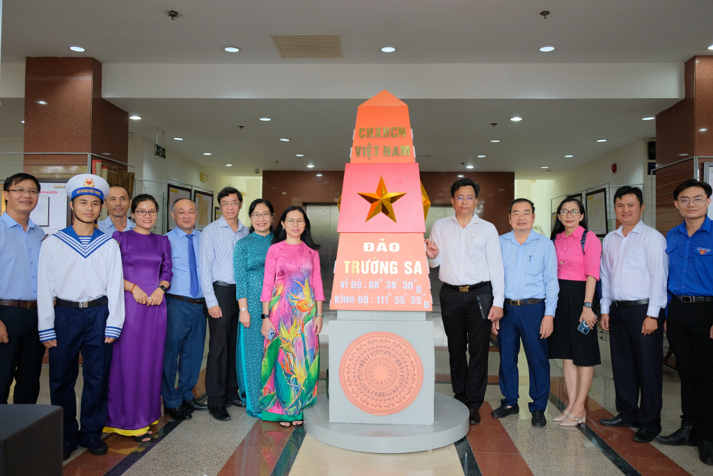Các đại biểu tham dự chụp ảnh tập thể trong buổi khai mạc triển lãm - Ảnh: Huyền Linh