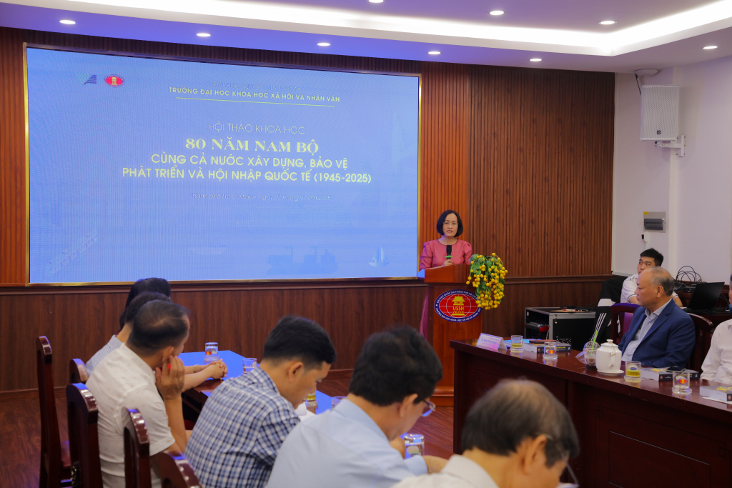 TS. Nguyễn Thị Phương trình bày sơ lược nội dung các tham luận được trình bày tại hội thảo - Ảnh: LÝ NGUYÊN