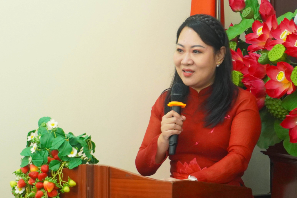 PGS.TS Phan Thị Hồng Xuân đại diện nhóm nghiên cứu trình bày kết quả nghiên cứu đề tài “Các gia đình đa văn hóa Việt – Đài tại Thành phố Hồ Chí Minh, góc nhìn so sánh xuyên biên giới” - Ảnh: Ngọc Bích
