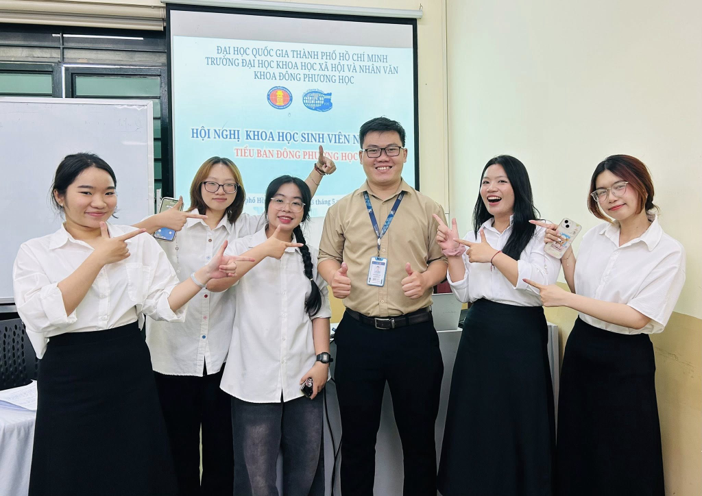 Nhóm sinh viên Khoa Đông phương học chụp ảnh lưu niệm cùng giảng viên - Ảnh: Châu Khánh Tâm
