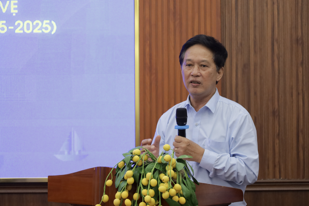 PGS. TS. Vũ Quang Đạo chia sẻ về hành trình “đi trước, về sau” của Thành phố trong công cuộc đóng góp vào thắng lợi giải phóng miền Nam, thống nhất đất nước - Ảnh: QUỲNH NHƯ