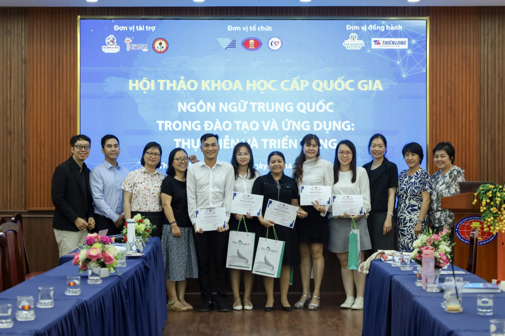 Ban tổ chức trao giấy chứng nhận cho các báo cáo viên tại hội thảo - Ảnh: QUỲNH NHƯ