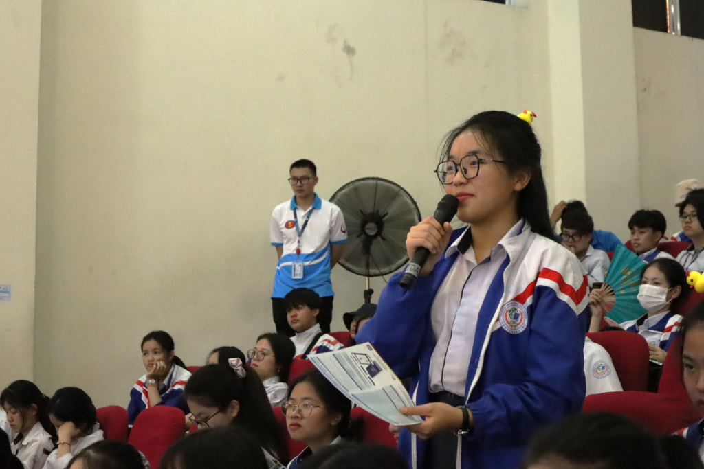 Bạn Nguyễn Trần Khánh Chi, lớp 11 Anh đặt câu hỏi về điều kiện học song ngành tại Trường - Ảnh: Nhật Ánh 
