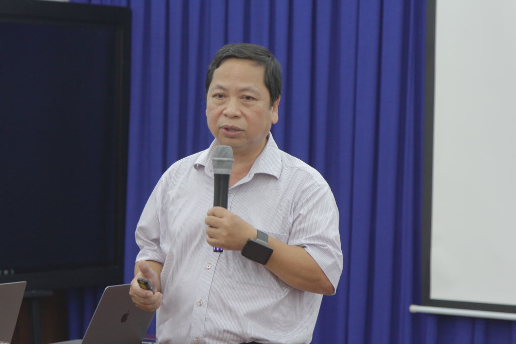 PGS.TS. Đinh Điền đề cập đến tính ứng dụng của ChatGPT và trí tuệ nhân tạo - Ảnh: Nhật Ánh