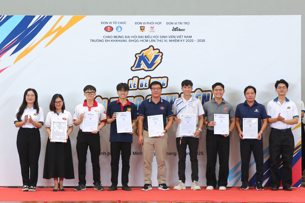Ban Tổ chức trao thư cảm ơn và quà tri ân cho các đơn vị, cá nhân đã đồng hành cùng chương trình - Ảnh: QUỲNH NHƯ