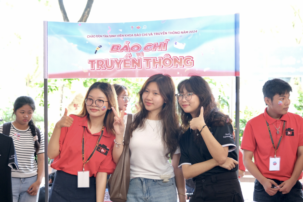Các thí sinh trúng tuyển đã có mặt từ sớm trong không khí hân hoan náo nhiệt ngày đầu nhập học - Ảnh: CLB Truyền thông Info Plus
